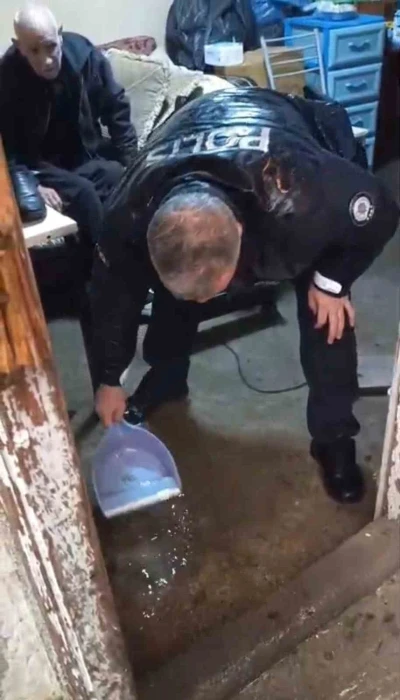 79 yaşındaki adamın evini su bastı, yardımına polis yetişti
