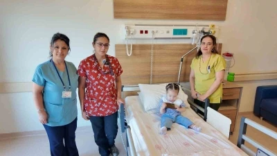 8 aylık bebeğin böbreğinden 15 milimetrelik taş çıktı
