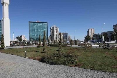 8 bin metrekarelik D&uuml;nya Kavşağı &ccedil;evreci peyzajla yenilendi
