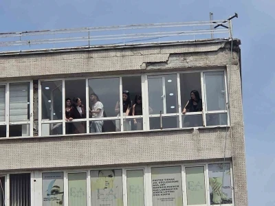 8 katlı iş hanından d&uuml;şen sıva par&ccedil;aları 2 kişiyi yaraladı
