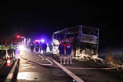 8 kişinin &ouml;ld&uuml;ğ&uuml; otob&uuml;s kazasında hayatını kaybedenlerin 6&rsquo;sının cenazeleri teslim edildi
