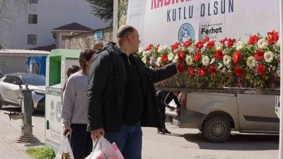 8 Mart&rsquo;ta Kestel &ccedil;i&ccedil;ek a&ccedil;tı...Kadınlar i&ccedil;in bilboardların altına &ccedil;i&ccedil;ek bırakıldı

