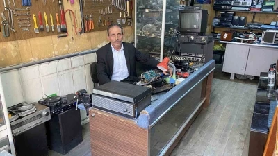 80&rsquo;ler Sokağı&rsquo;nın zamana direnen son ustası: Yarım asırdır ge&ccedil;mişin sesini onarıyor
