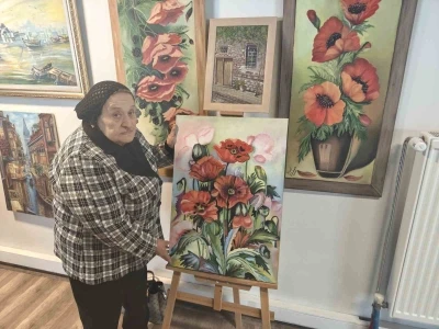 80 yaşında 25 yıllık sanat sevgisini s&uuml;rd&uuml;r&uuml;yor
