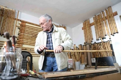 80 yaşında &Ccedil;ukurova kamışlarını sanata d&ouml;n&uuml;şt&uuml;r&uuml;yor
