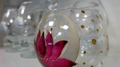 800 derece ateşle buluşan cam sanat eserine d&ouml;n&uuml;ş&uuml;yor
