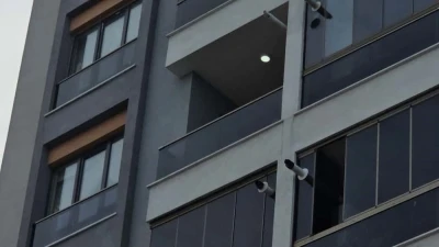 85 yaşındaki kadın dördüncü kattan belediye başkanının makam aracının üzerine düştü
