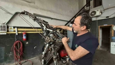 850 par&ccedil;a hurdayı birleştirdi, 200 kiloluk metal fig&uuml;r yaptı
