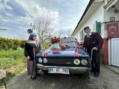 86 yaşında eşi i&ccedil;in gelin arabası s&uuml;sledi, kendi yazdığı şiirle aşkını haykırdı
