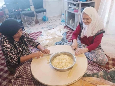 87 yaşındaki Zeynep ninenin kışlık erişte mesaisi
