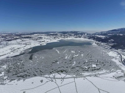 870 hektarlık Ladik G&ouml;l&uuml; buz tuttu: Kar yağışı g&ouml;le can suyu oldu
