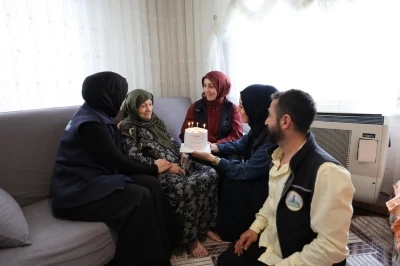 92 yaşındaki &ccedil;ınara doğum g&uuml;n&uuml; s&uuml;rprizi
