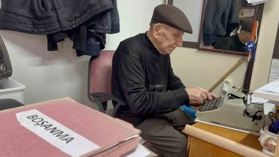 93 yaşındaki arzuhalci mesleğini ilk g&uuml;nk&uuml; aşkla s&uuml;rd&uuml;r&uuml;yor
