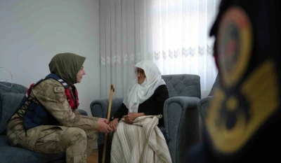 97 Yaşındaki Rabiye ninenin asker sevgisi: &quot;Biz Türk’üz, onlar  benim evladım&quot;
