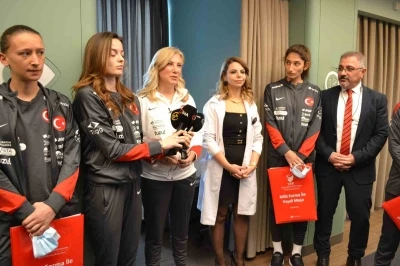 A Milli Kadın Futbol Takımı&rsquo;ndan kanser hastalarına moral ziyareti
