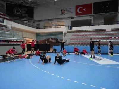 A Milli Kadın Hentbol Takımı, &Ccedil;ekya ma&ccedil;ının hazırlıklarını Kastamonu&rsquo;da s&uuml;rd&uuml;rd&uuml;
