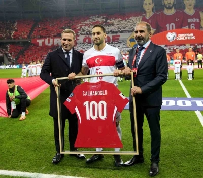 A Milli Takım’da 100. maçına çıkan Hakan Çalhanoğlu’na plaket
