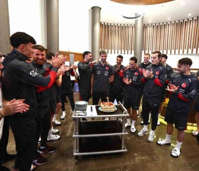 A Milli Takım’da Atakan Karazor’un doğum günü kutlandı
