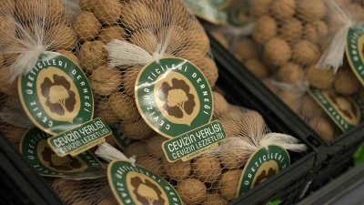 A101, yerli cevizi &uuml;reticisinden t&uuml;keticiye taşıyacak
