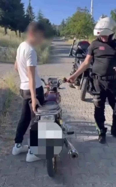 Abartı egzoz ve g&uuml;r&uuml;lt&uuml;ye ge&ccedil;it yok: 18 ara&ccedil; trafikten men edildi

