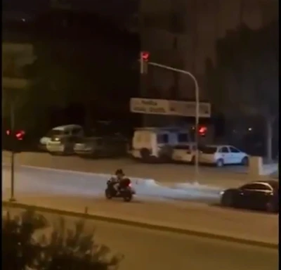 Abartılı egzozlu motosiklet trafikten men edilirken, sürücüye 11 bin lira ceza kesildi
