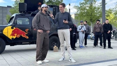 ABD&rsquo;de 600 kilometrelik maratonu 123 saatte tamamlayan sporcu Arda Saat&ccedil;i Berlin&rsquo;e d&ouml;n&uuml;ş&uuml;nde coşkuyla karşılandı

