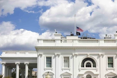 ABD’de ilkokul saldırısının ardından bayraklar yarıya indirildi
