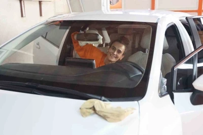 ‘Abi’ diye seslenenler olsa da oto yıkamacı Gülcan, depremin yıkamadığı hayalleriyle ekmek parasını kazanıyor
