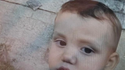 Acı &ouml;l&uuml;m: Seyir halindeki ara&ccedil;tan d&uuml;şen 2 yaşındaki bebek, başka aracın altında kaldı!