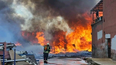A&ccedil;ık alandaki hurdalar alev aldı: &Ccedil;ok sayıda ekip m&uuml;dahale ediyor

