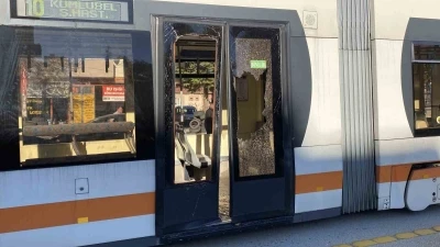 Açık bırakılan servis kapısına tramvay çarptı: 3 yaralı
