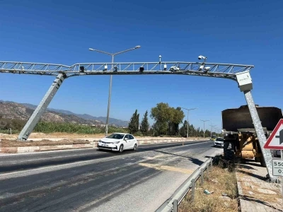 Açık unutulan damper, PTS direğine çarptı
