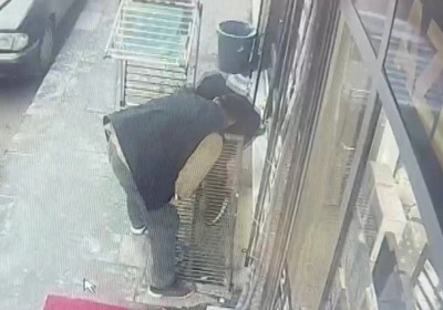 A&ccedil;ılan mazgaldan d&uuml;şen &ccedil;ocuk yaralandı