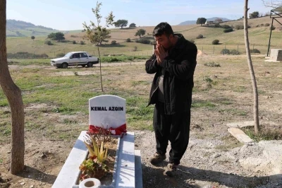 Acılı baba karne g&uuml;n&uuml;nde maganda kurşunuyla &ouml;len oğlunun kabrinde ağladı
