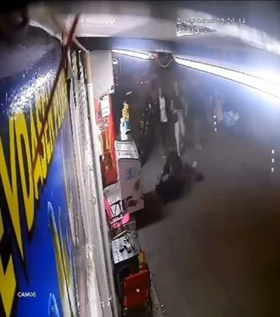 Adamların kavgasına kadın da tekme ile karıştı
