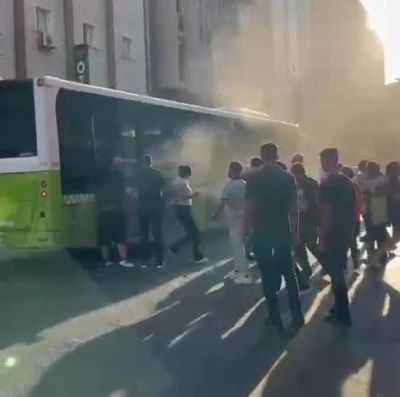 Adana Büyükşehir Belediyesi otobüsünde yangın paniği
