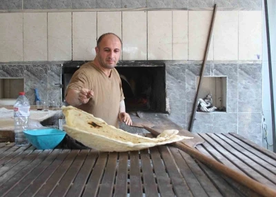 Adana&rsquo;da 40 derece sıcaklarda fırıncıların zorlu ekmek mesaisi
