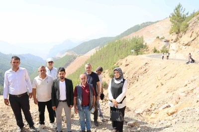 Adana’da 5 kişinin öldüğü yolda, muhtarlar nöbet tutan ailelere destek verdi
