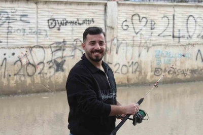 Adana&rsquo;da altyapı isyanı: Esnaf g&ouml;le d&ouml;nen sokakta olta attı
