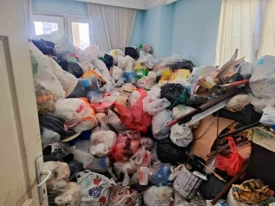Adana’da apartman dairesinden iki kamyon çöp çıktı
