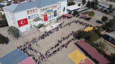 Adana&rsquo;da ara tatile giren &ouml;ğrenciler okul bah&ccedil;esinde bayramlaştı
