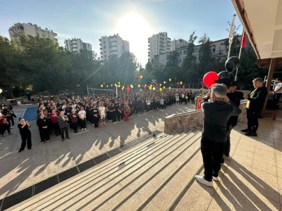Adana’da aynı anda kanseri yenip okula dönen iki öğrenci, balonlarla karşılandı
