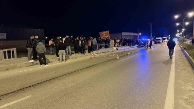 Adana&rsquo;da belediye otob&uuml;s&uuml;yle &ccedil;arpışan motosiklet s&uuml;r&uuml;c&uuml;s&uuml; gen&ccedil;, hayatını kaybetti
