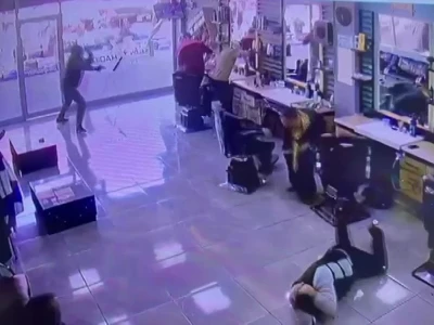 Adana&rsquo;da berberde b&ouml;yle ateş etti: 1 yaralı
