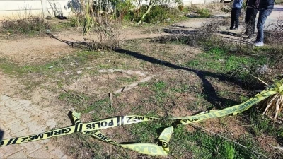 Adana&rsquo;da bir kadın yol kenarında &ouml;l&uuml; bulundu
