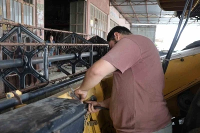 Adana&rsquo;da buğday hasadı &ouml;ncesi bi&ccedil;erd&ouml;verlerin bakımı yapılıyor
