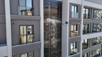 Adana’da cam temizliğine yeni soluk: Dronlar camcı oldu
