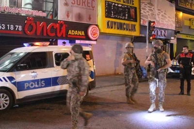 Adana’da çay ocağına kurşun yağmuru: Polis aracı hedef oldu
