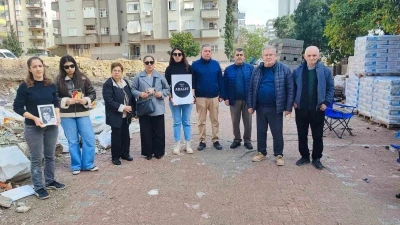 Adana&rsquo;da depremde 96 kişinin hayatını kaybettiği apartmanın yerinde g&ouml;zyaşlarına boğuldular
