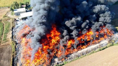 Adana’da geri dönüşüm fabrikasının bahçesindeki yangın dronla görüntülendi
